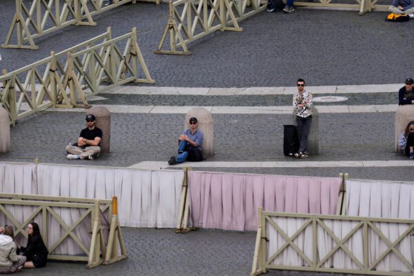 Live Updates: Papal Conclave Enters 2nd Day